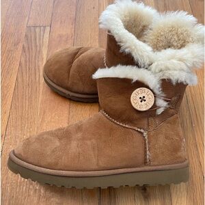 Women’s Mini Chestnut Bailey Button UGG Boots Size 6